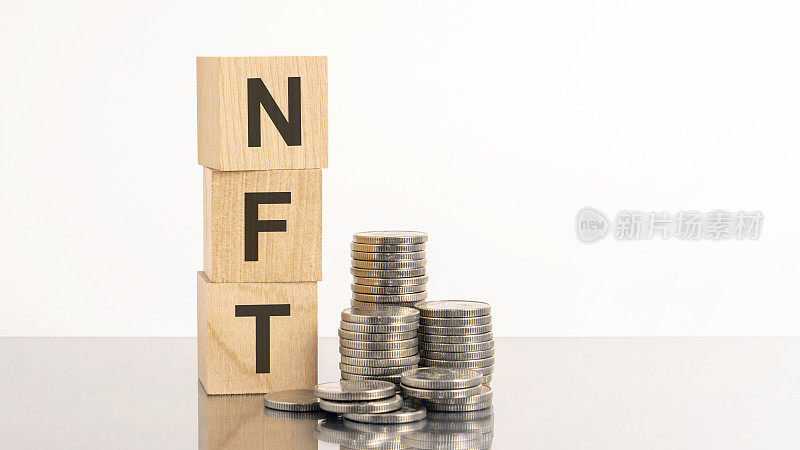 NFT -不可替代的令牌-首字母缩写在木制立方体的白色背景与硬币